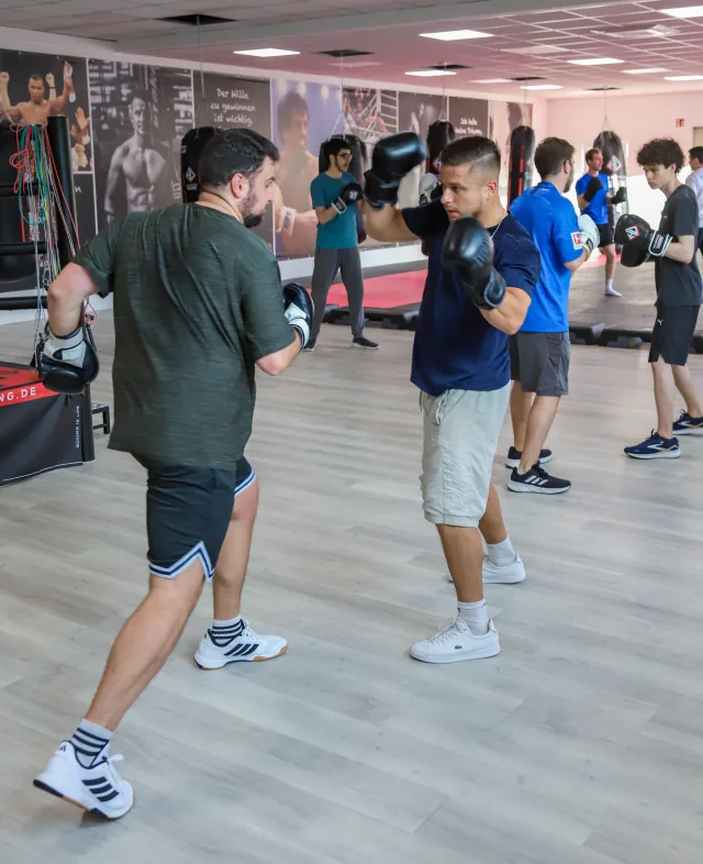 Boxtraining in einer Gruppe vor dem Ring