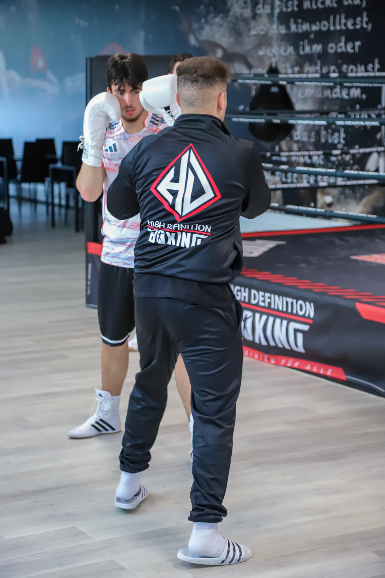 Trainer begleitet einen Boxer am Rand des Rings