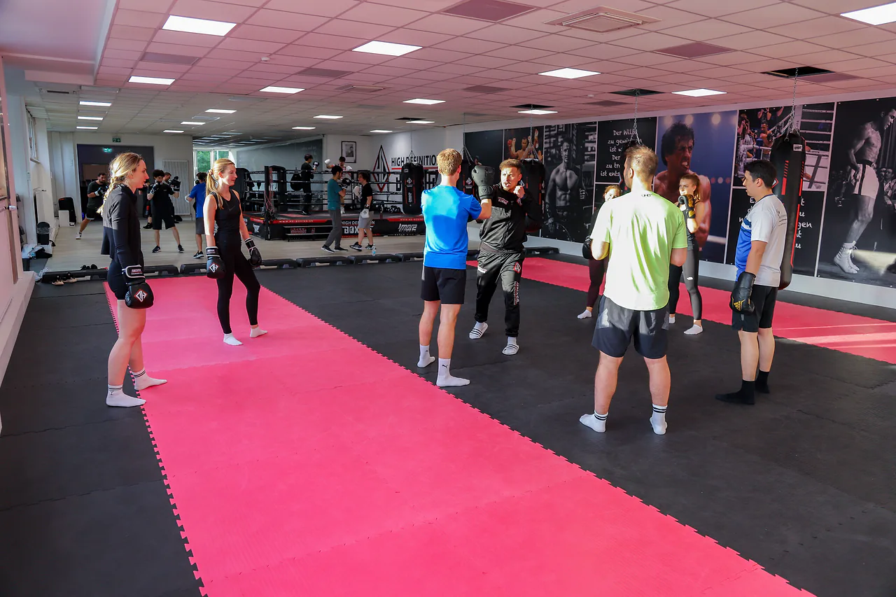 Trainingsbetrieb zwischen Boxring und Mattenfläche