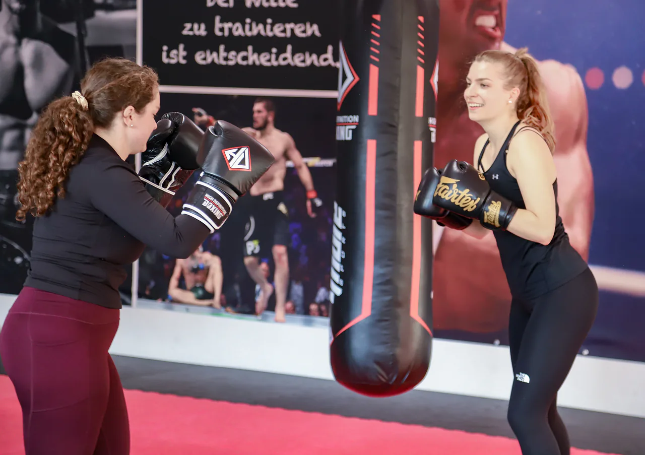 Frauenboxtraining am schweren Sandsack