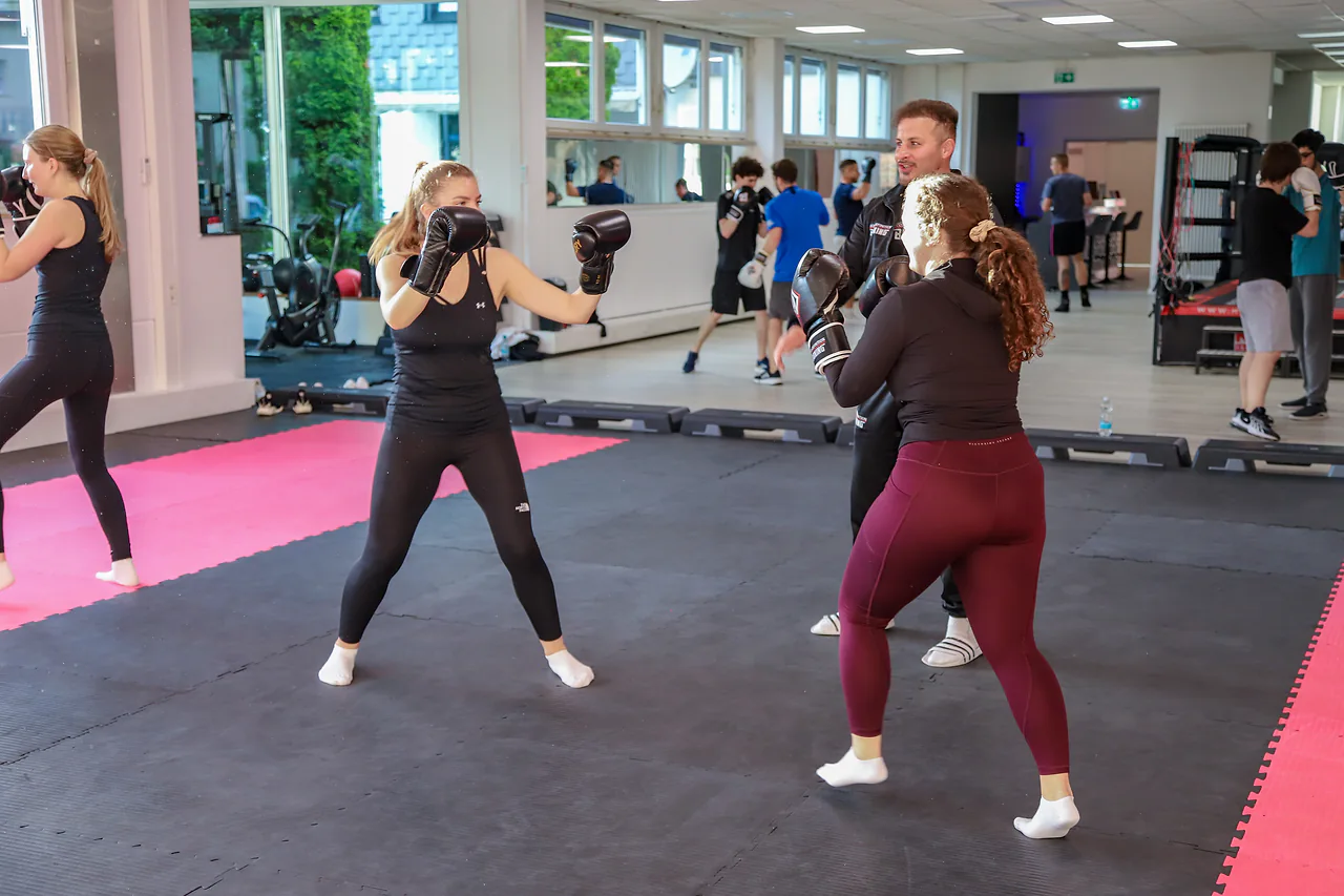 Zwei Frauen beim Partnertraining mit Boxhandschuhen