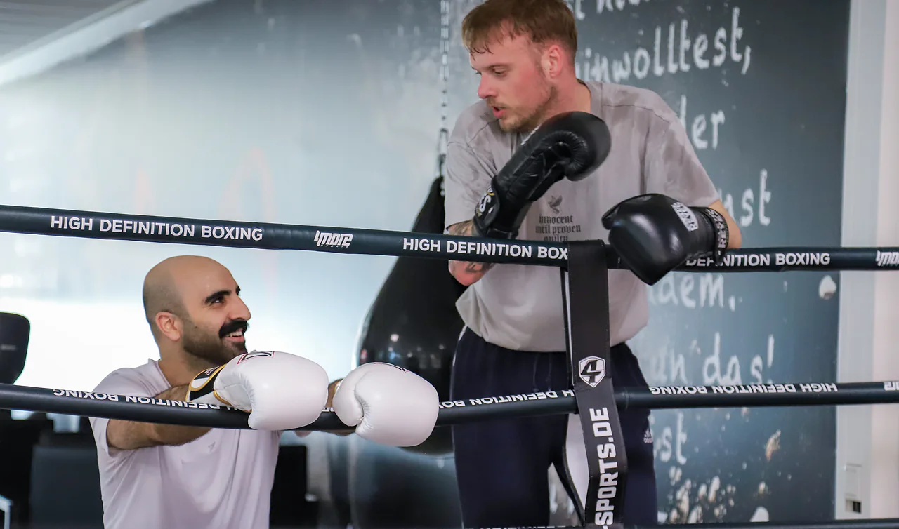 Boxtraining mit Trainer direkt am Ring
