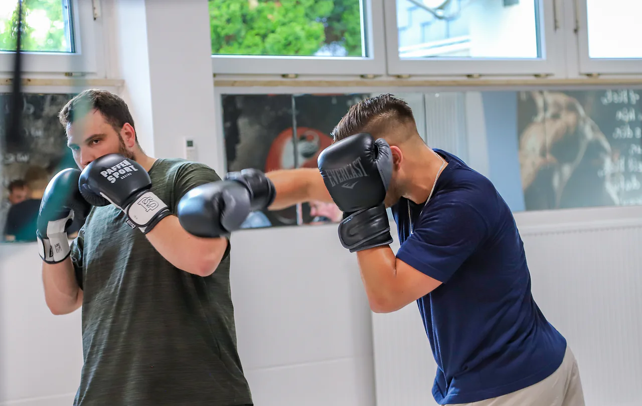 Boxer üben eine Schlagfolge am Fensterbereich