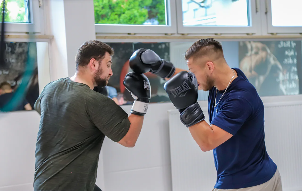 Zwei Boxer in enger Distanz beim Techniktraining