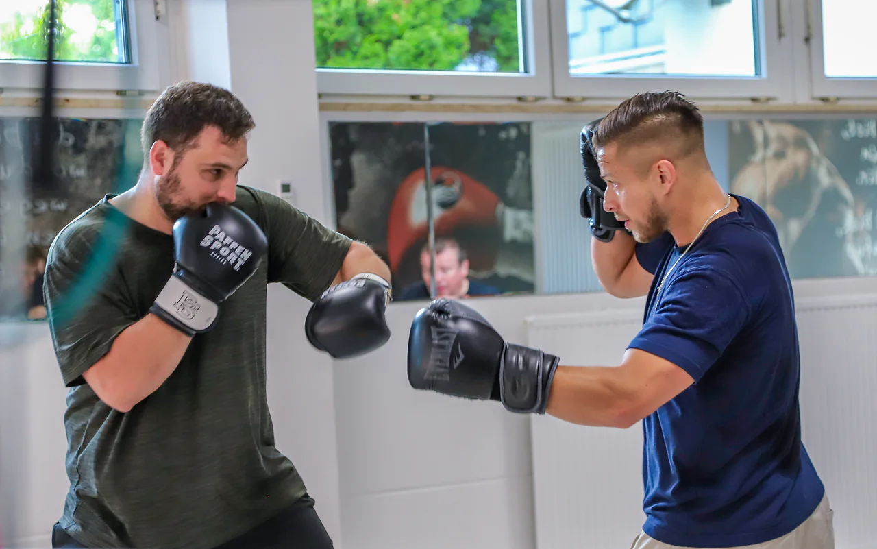 Boxer trainieren Führhand und Deckungsarbeit
