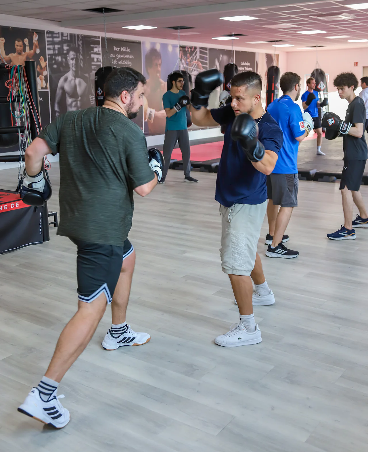 Boxtraining in einer Gruppe vor dem Ring