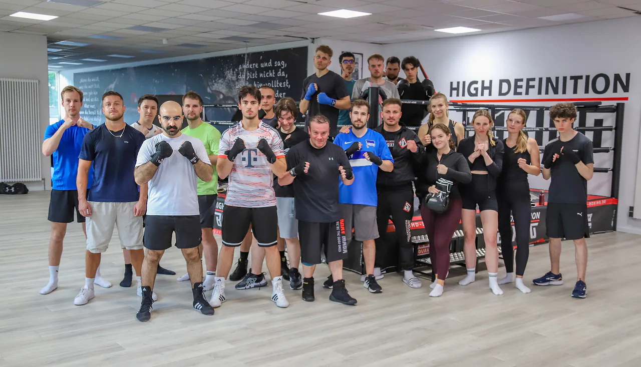 Trainingsgruppe gemeinsam vor dem Ring