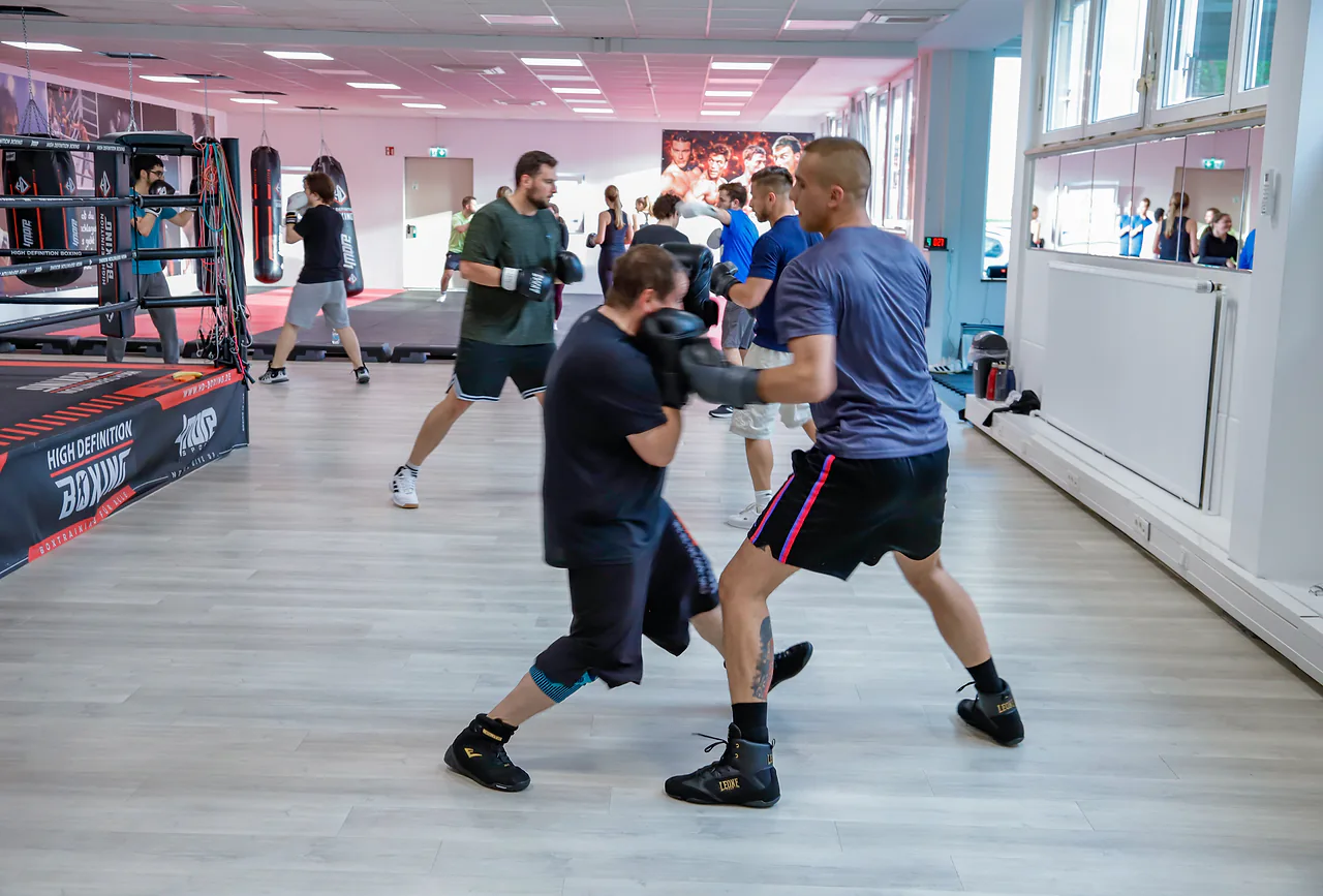 Boxtraining in enger Distanz am Rand der Halle