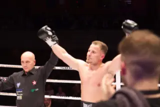 Siegerehrung nach einem Boxkampf: Der Ringrichter hebt den Arm des Siegers