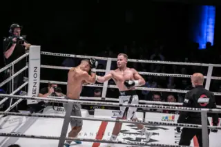 Zwei Boxer im Schlagabtausch im Boxring