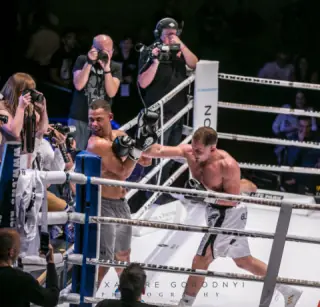 Boxkampf im Ring mit Fotografen am Ringrand